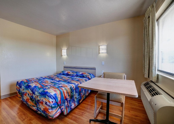 Super 7 Inn image 3