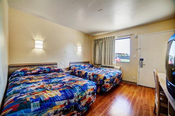 Super 7 Inn image 5