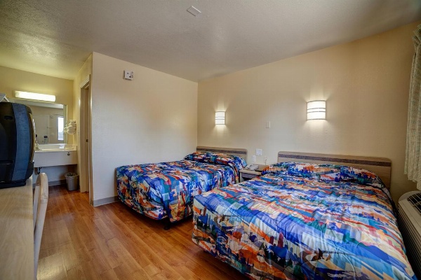 Super 7 Inn image 6