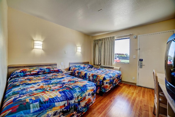 Super 7 Inn image 7