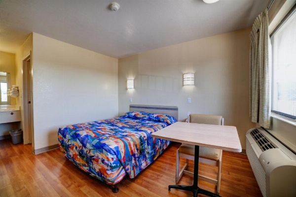 Super 7 Inn image 8